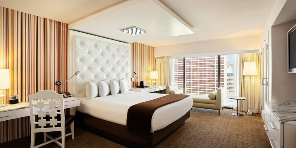 Flamingo Go room king bed