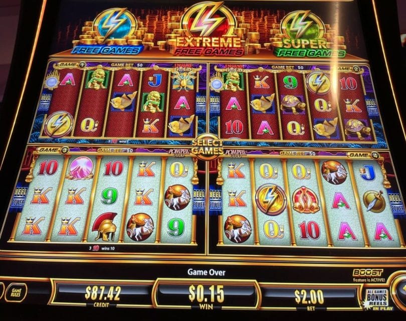 Wonder 4 Boost Gold by Aristocrat reel sets and three lightning bolts