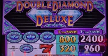 Double Diamond Deluxe by IGT pay table and logo