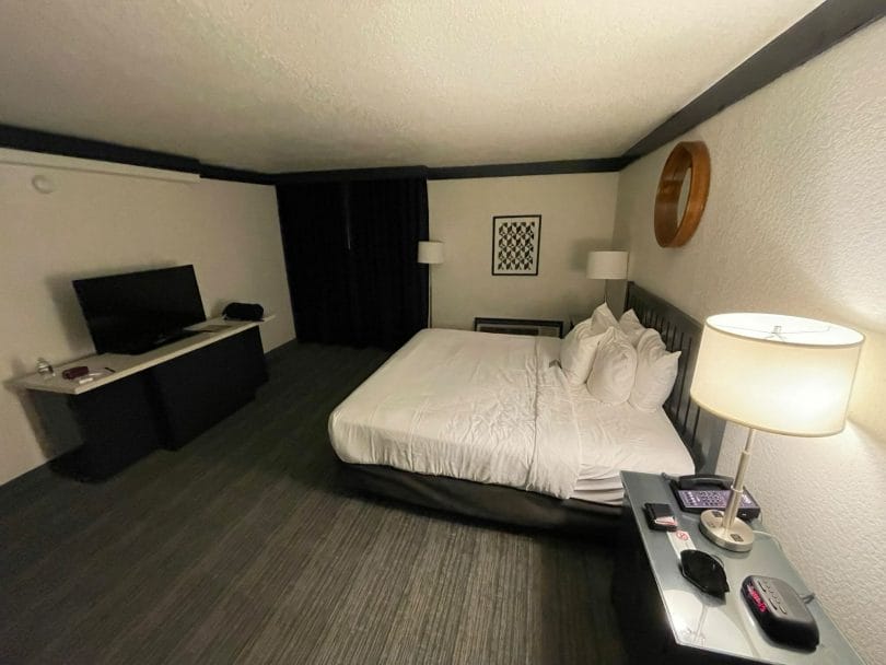 OYO Las Vegas International Suite bedroom